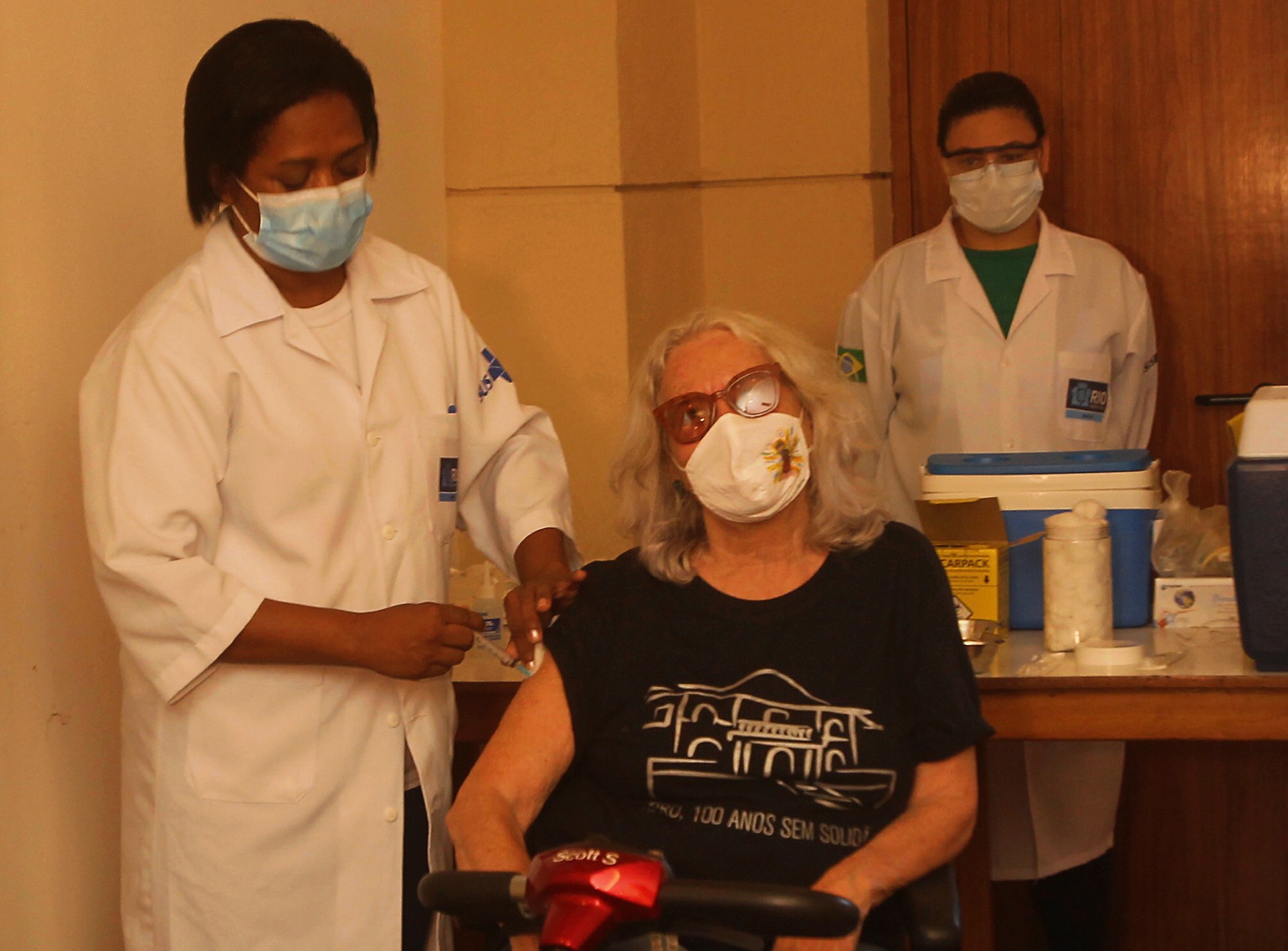 Vacinação no Retiro dos Artistas em Jacarepaguá. A artista, letrista, Ana Terra, é a primeira a receber a vacina no retiro. - Estefan Radovicz / Agencia O Dia