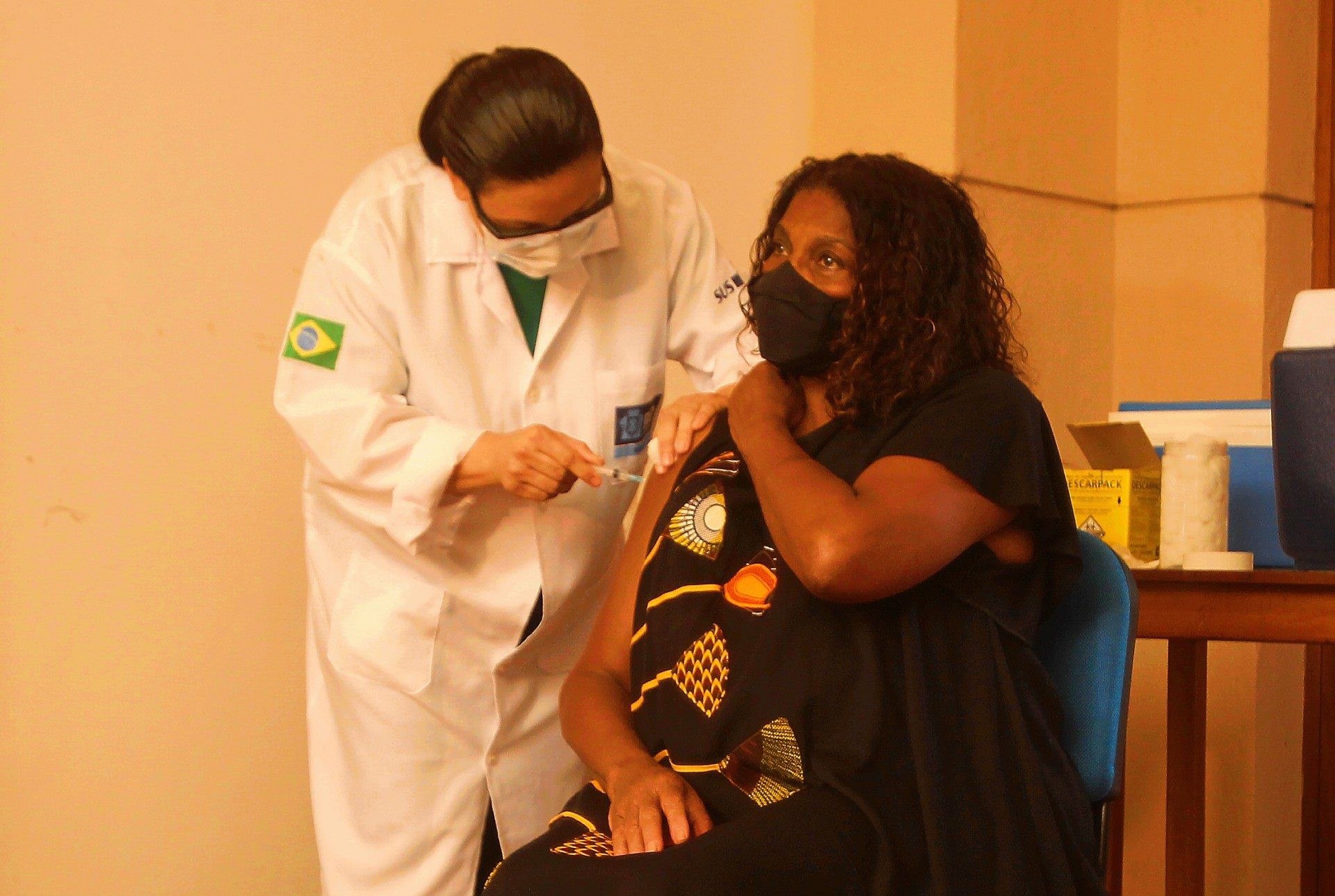 Zezé Motta comemora vacina no Retiro dos Artistas: 'Alívio, esperança e gratidão'