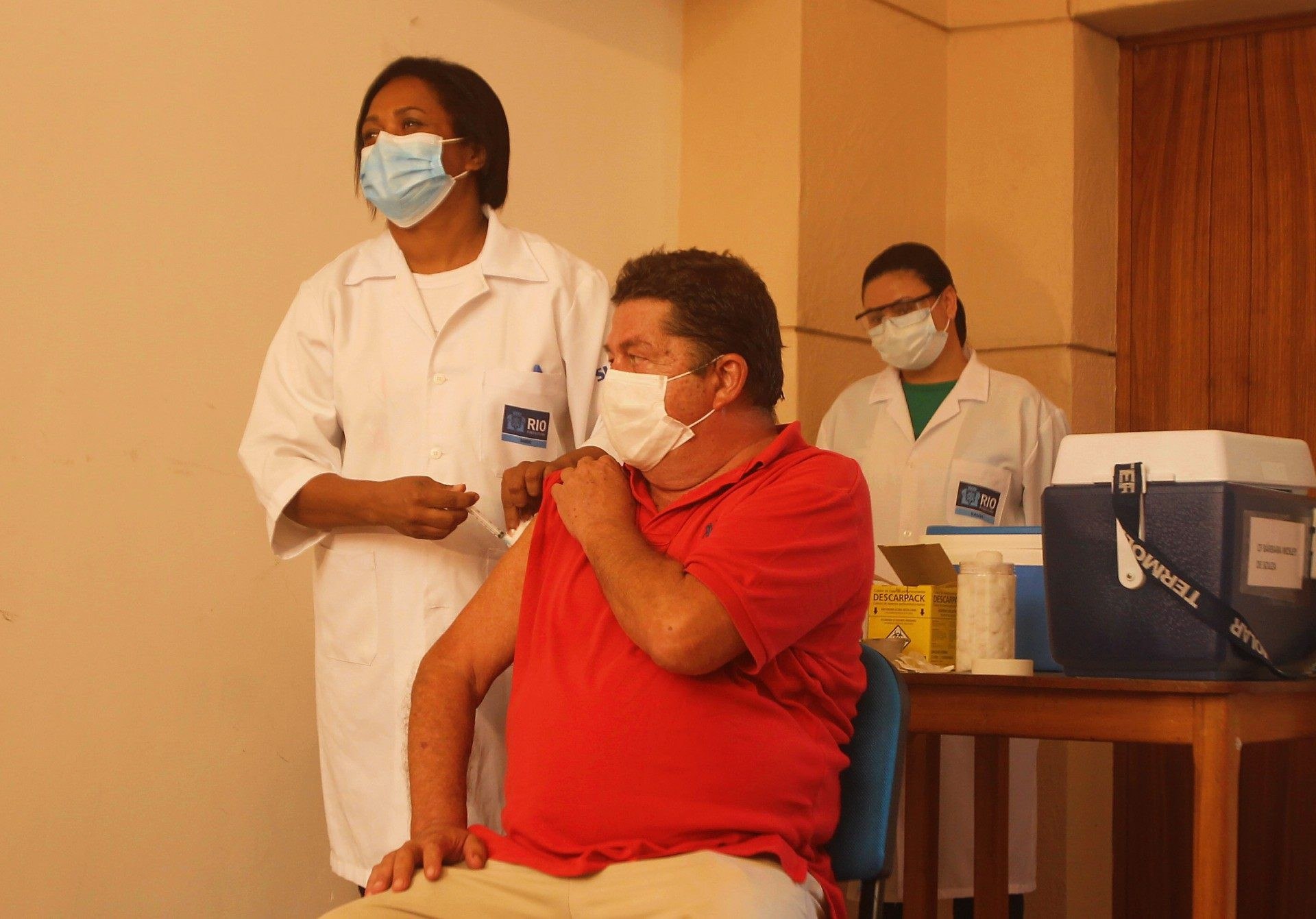 Vacinação no Retiro dos Artistas em Jacarepaguá. O Ator e Diretor do retiro, Stephan Nercesian recebe a vacina. - Estefan Radovicz / Agencia O Dia