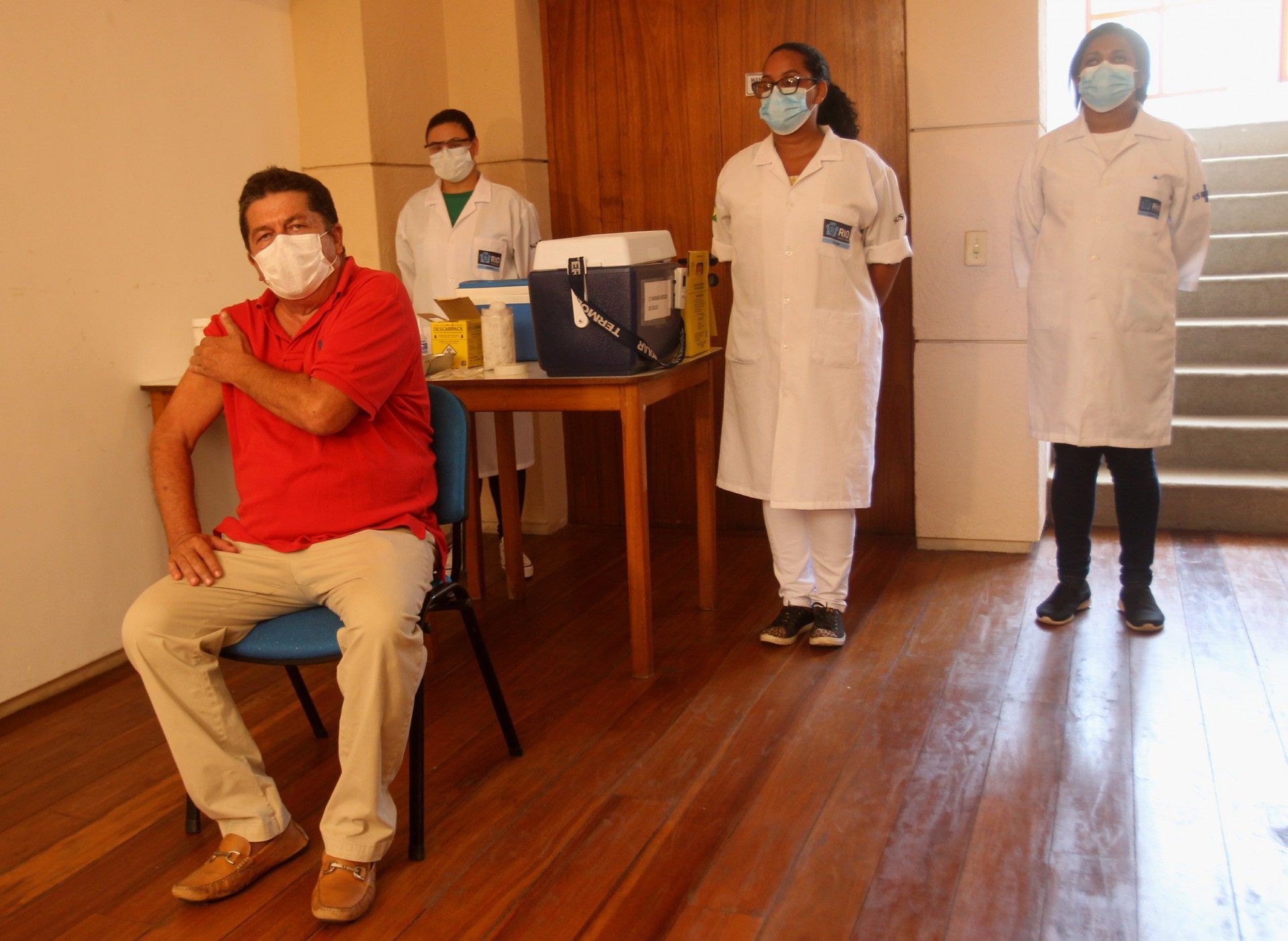 Vacinação no Retiro dos Artistas em Jacarepaguá. O Ator e Diretor do retiro, Stephan Nercesian recebe a vacina. - Estefan Radovicz / Agencia O Dia