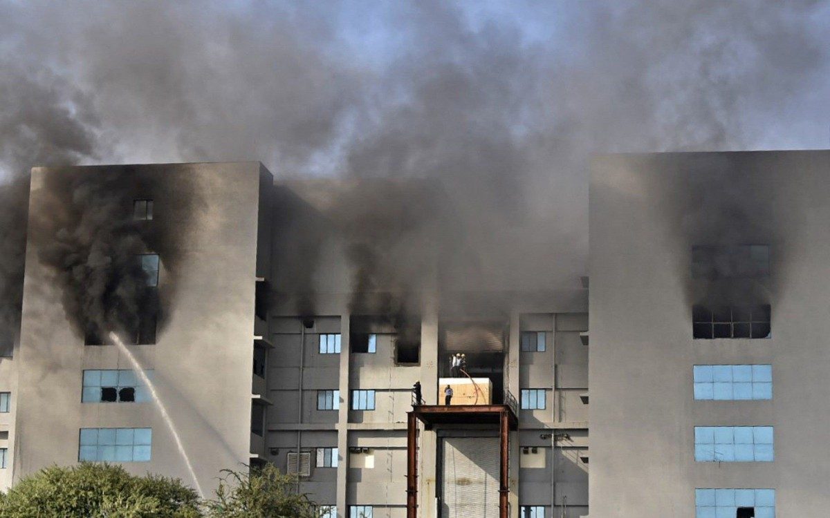 Instituto Serum, da Índia, produz doses do imunizante contra a covid-19 desenvolvido pela AstraZeneca e pela Universidade de Oxford - AFP