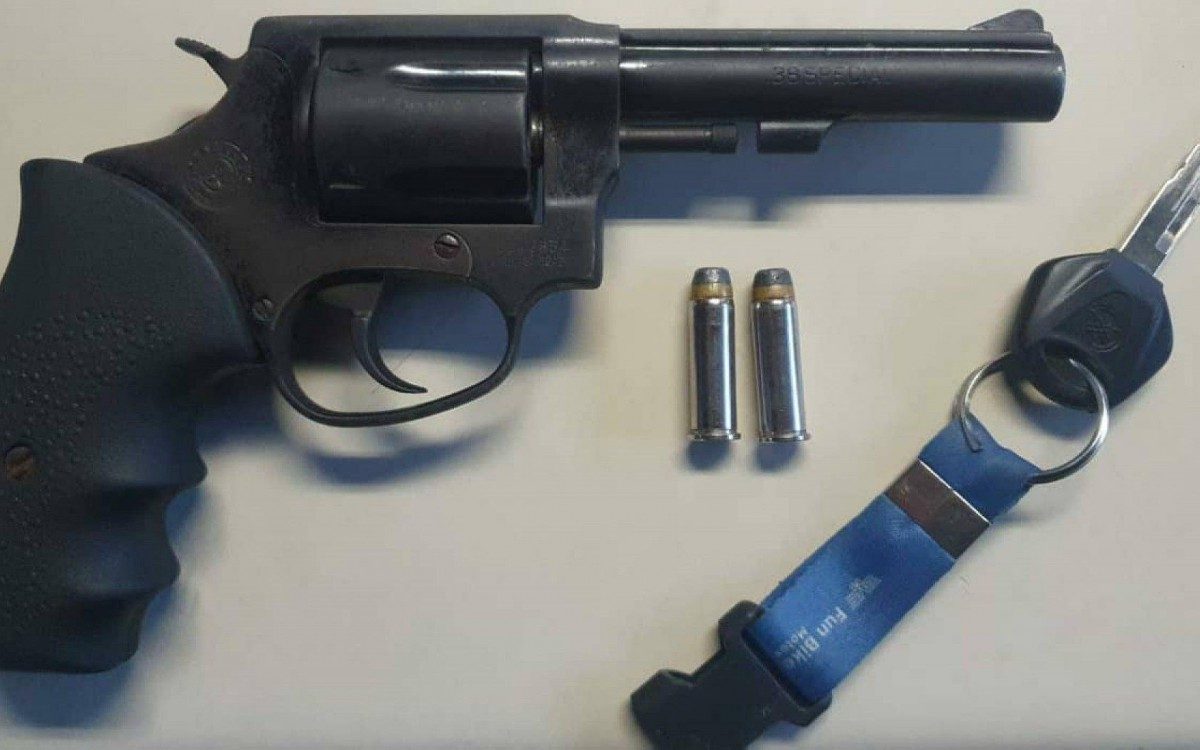 Policiais apreenderam um revólver que estava na cintura de um dos suspeitos