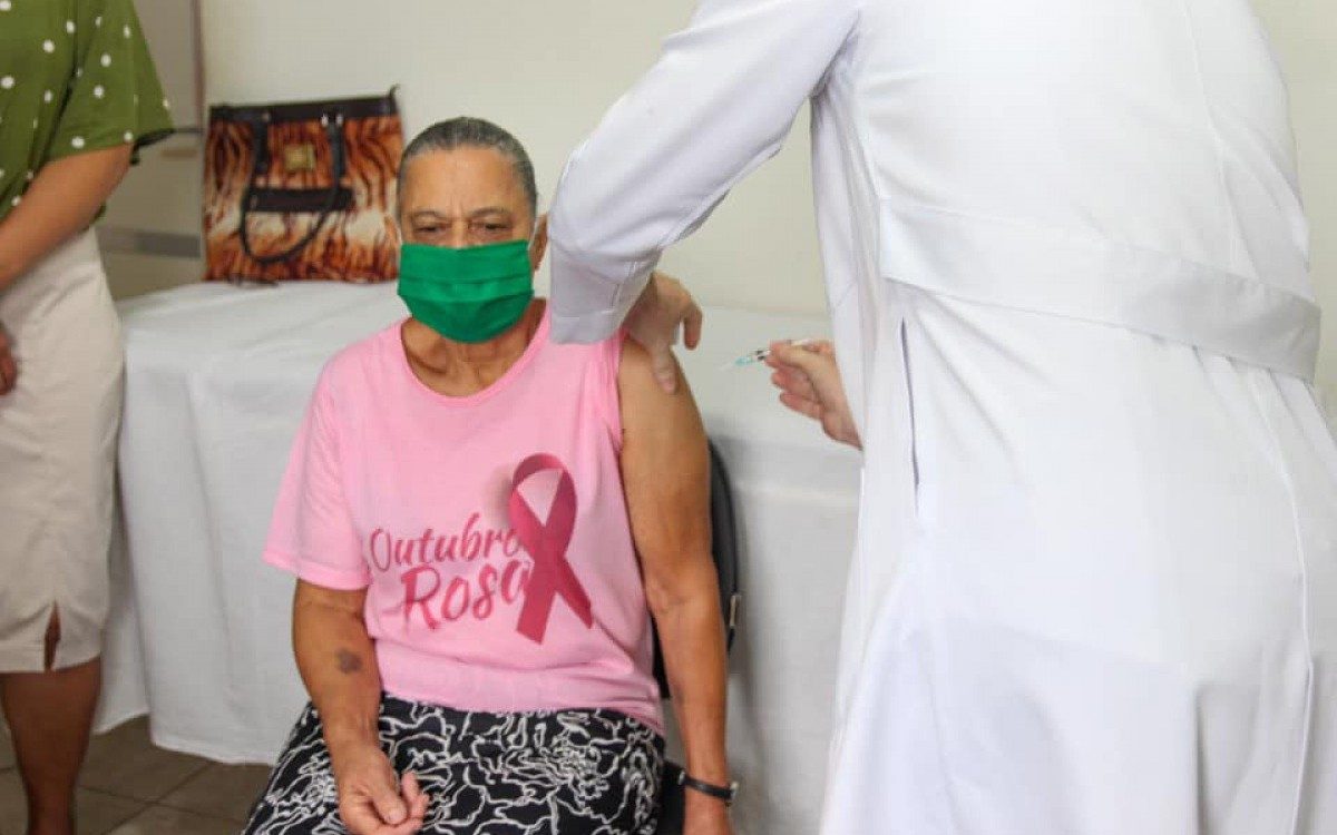 Dona Alzira de 71 anos, foi a primeira imunizada, em Laje do Muriaé, no Noroeste Fluminense, nesta quinta-feira, 21. - Foto: divulgação/PMLM
