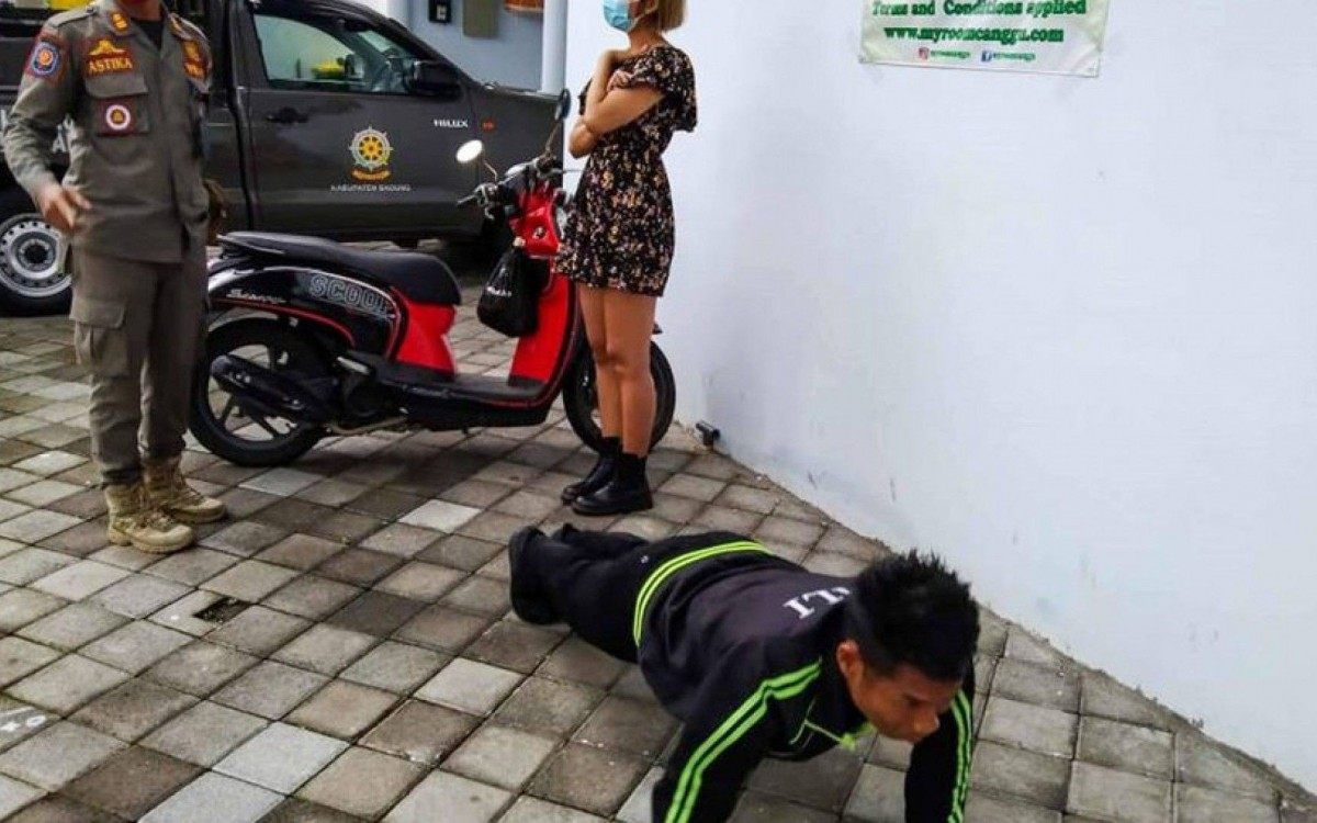 Estrangeiros sem máscara são obrigados a fazer flexão em Bali - AFP