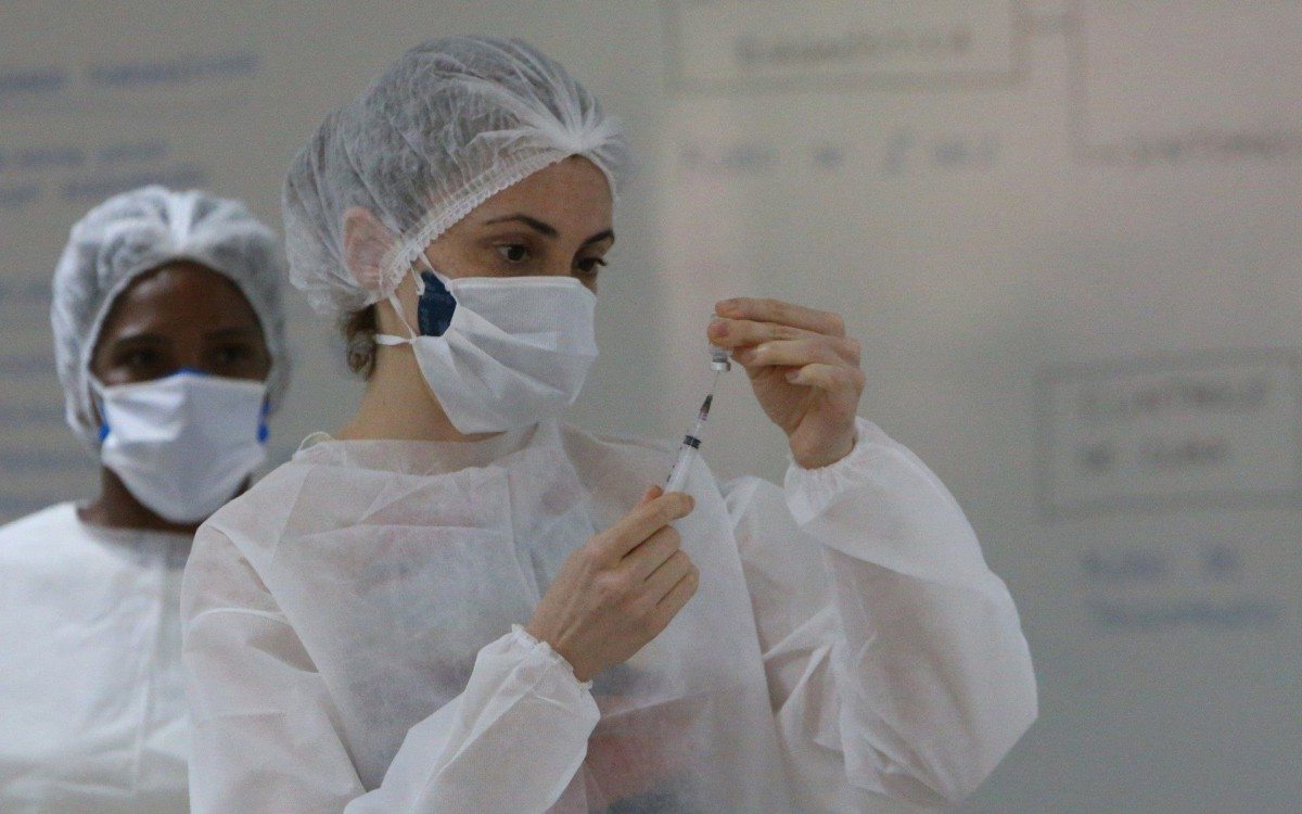 UFRJ inicia vacinação de profissionais que estão na linha de frente do combate ao Covid-19. O primeiro a ser vacinado foi Amilcar Tanuri Virologista da UFRJ