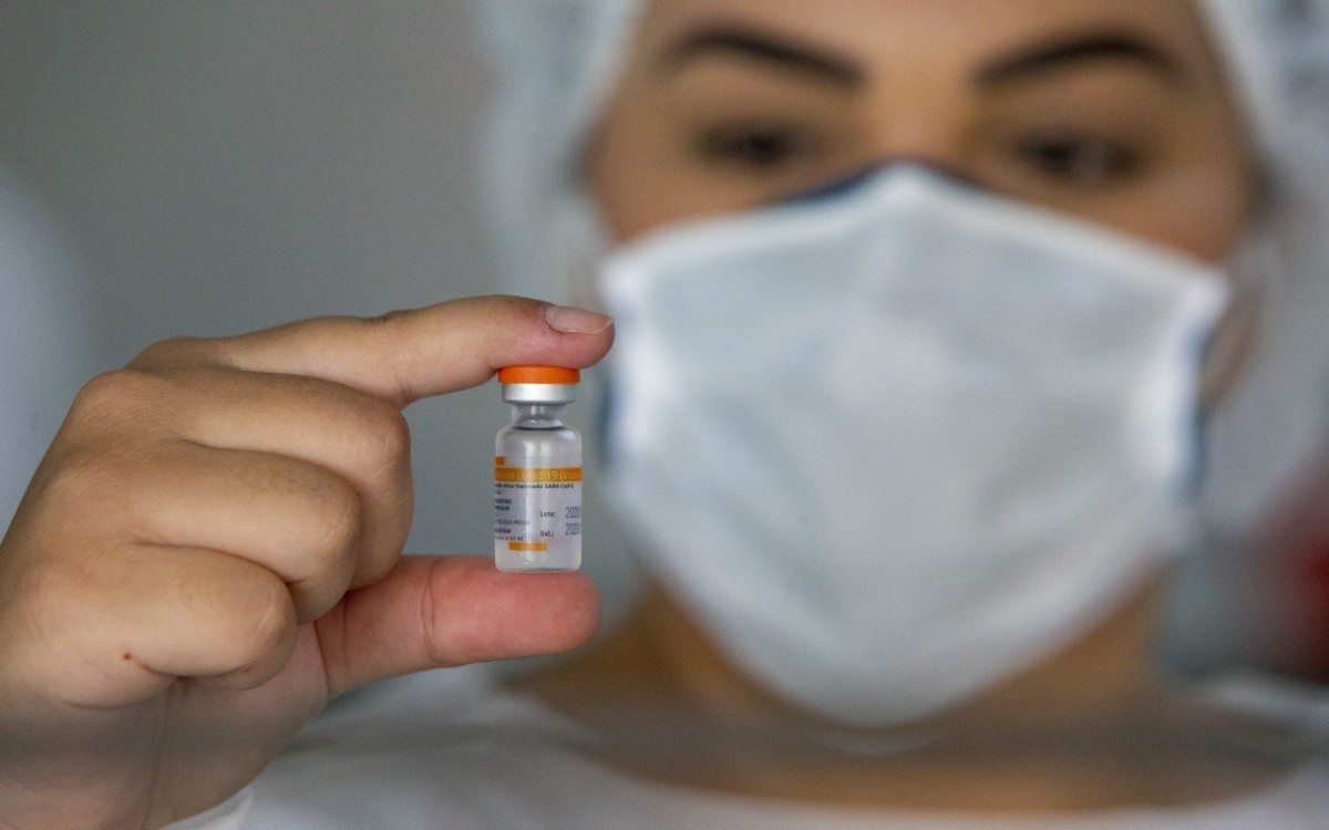 UFRJ inicia vacinação de profissionais que estão na linha de frente do combate ao Covid-19. Ampola com a vacina contra a Covid-19 - Daniel Castelo Branco