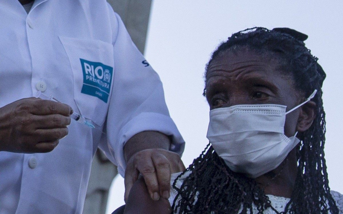 O Rio de Janeiro vacinou as duas primeiras pessoas contra a covid-19 aos pés do Cristo Redentor. Com 80 anos de idade dona Terezinha da Conceição foi a segunda a ser imunizada