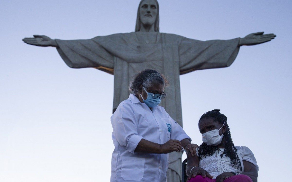 O Rio de Janeiro vacinou as duas primeiras pessoas contra a covid-19 aos pés do Cristo Redentor. Com 80 anos de idade dona Terezinha da Conceição foi a segunda a ser imunizada