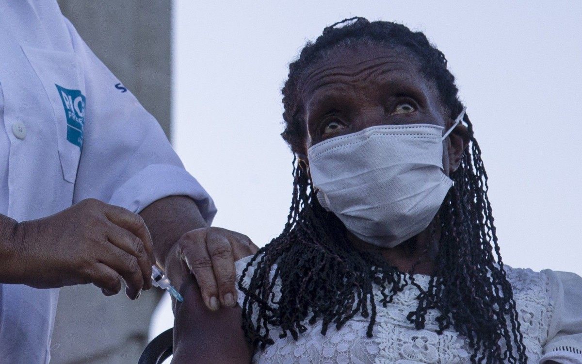 O Rio de Janeiro vacinou as duas primeiras pessoas contra a covid-19 aos pés do Cristo Redentor. Com 80 anos de idade dona Terezinha da Conceição foi a segunda a ser imunizada