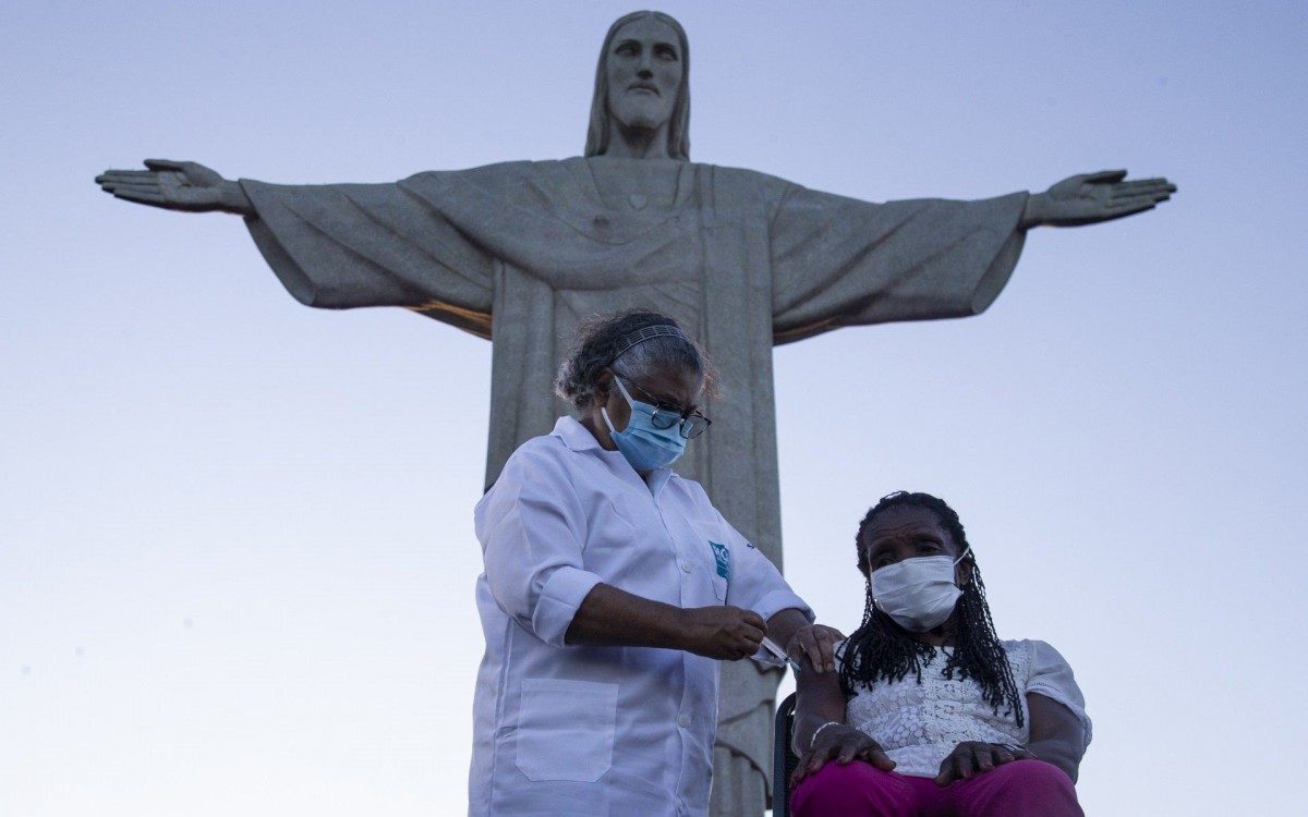O Rio de Janeiro vacinou as duas primeiras pessoas contra a covid-19 aos pés do Cristo Redentor. Com 80 anos de idade dona Terezinha da Conceição foi a segunda a ser imunizada