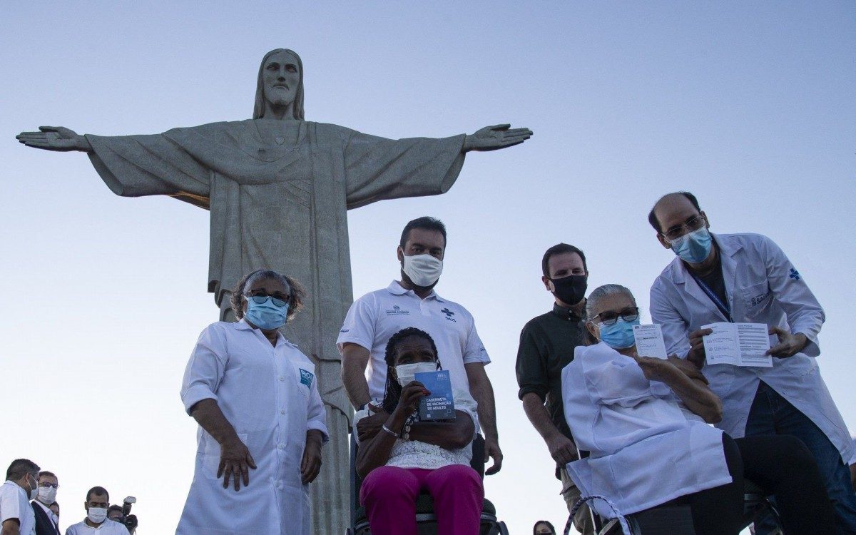 O Rio de Janeiro vacinou as duas primeiras pessoas contra a covid-19 aos pés do Cristo Redentor. Terezinha da Conceição, 80, e Dulcinéia da Silva Lopes, 59 anos, técnica de enfermagem, foram as imunizadas. Na foto também o Governador em exercício do Rio de Janeiro Cláudio Castro e o Prefeito Eduardo Paes 