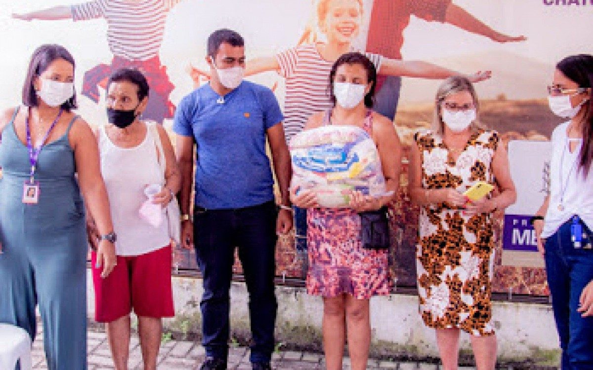 Equipe distribui cesta básica para deficiente visual e distribuição de cestas básicas à famílias cadastradas pelos CRAS e CREAS - Divulgação