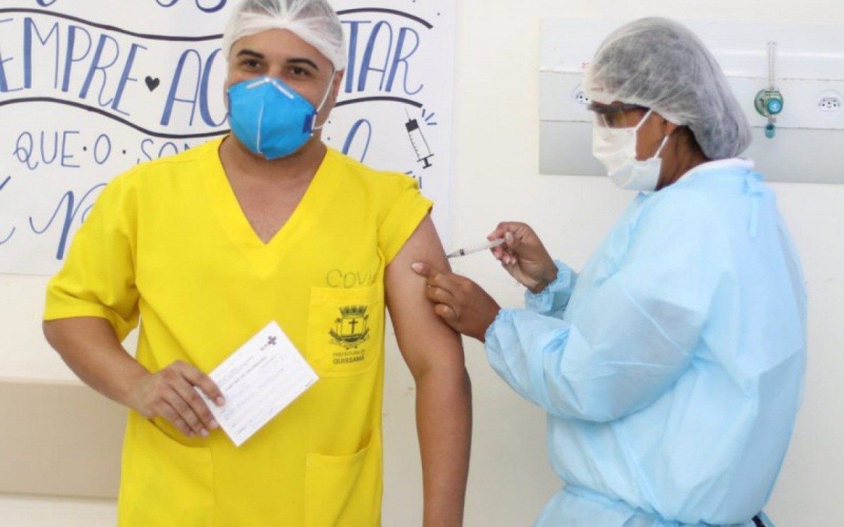 Enfermeiro do HMMMJ há 17 anos, Daniel de Souza Oliveira sorriu ao receber a primeira dose da vacina.  - Foto: SECOM/Phillipe Moacyr
