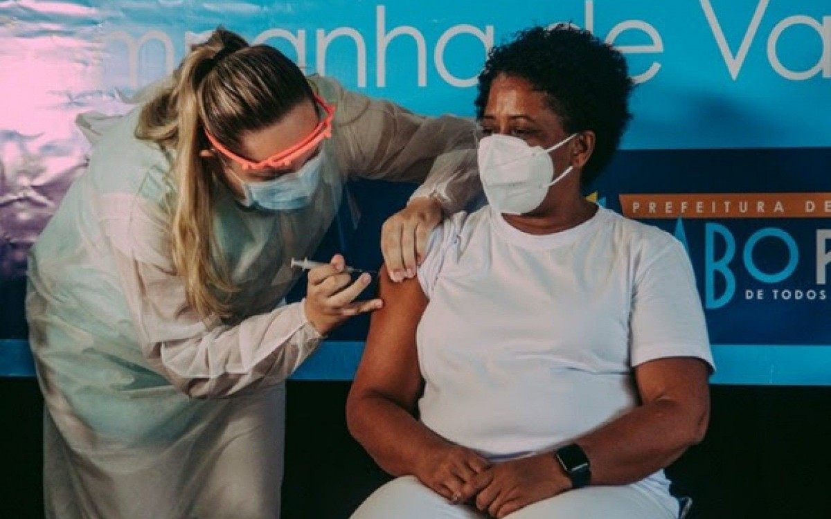 Enfermeira recebe a primeira dose da vacina contra o coronavírus em Cabo Frio - Prefeitura de Cabo Frio