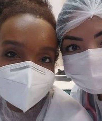 Thelminha é tietada durante plantão em hospital de Manaus - Reprodução Internet