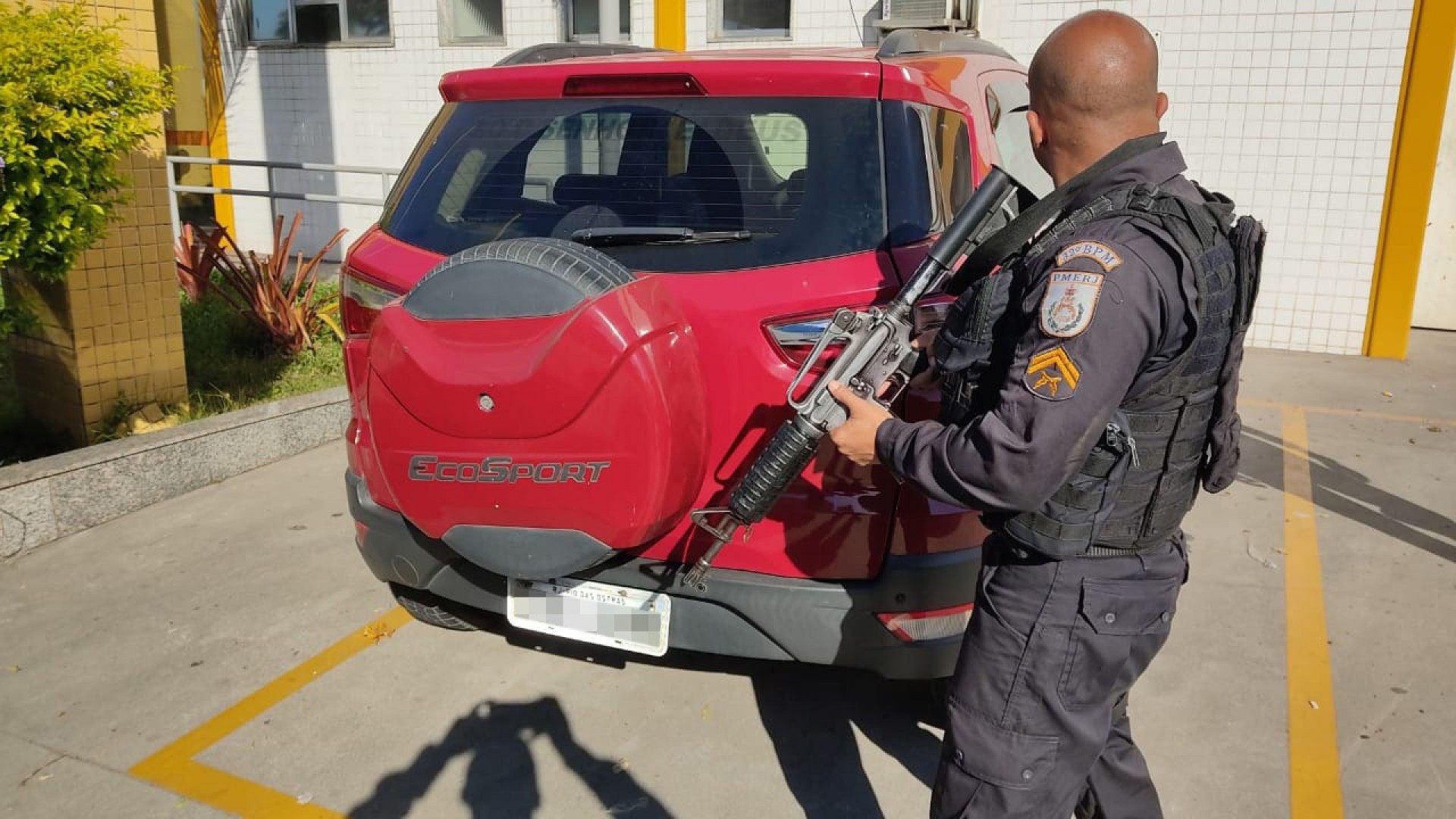 Assaltante é preso após roubar carro e ser perseguido pela PM em Macaé