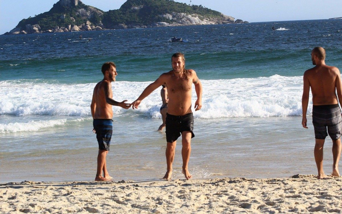 Diego Alemão curte dia de sol na Praia da Barra da Tijuca, na Zona Oeste do Rio