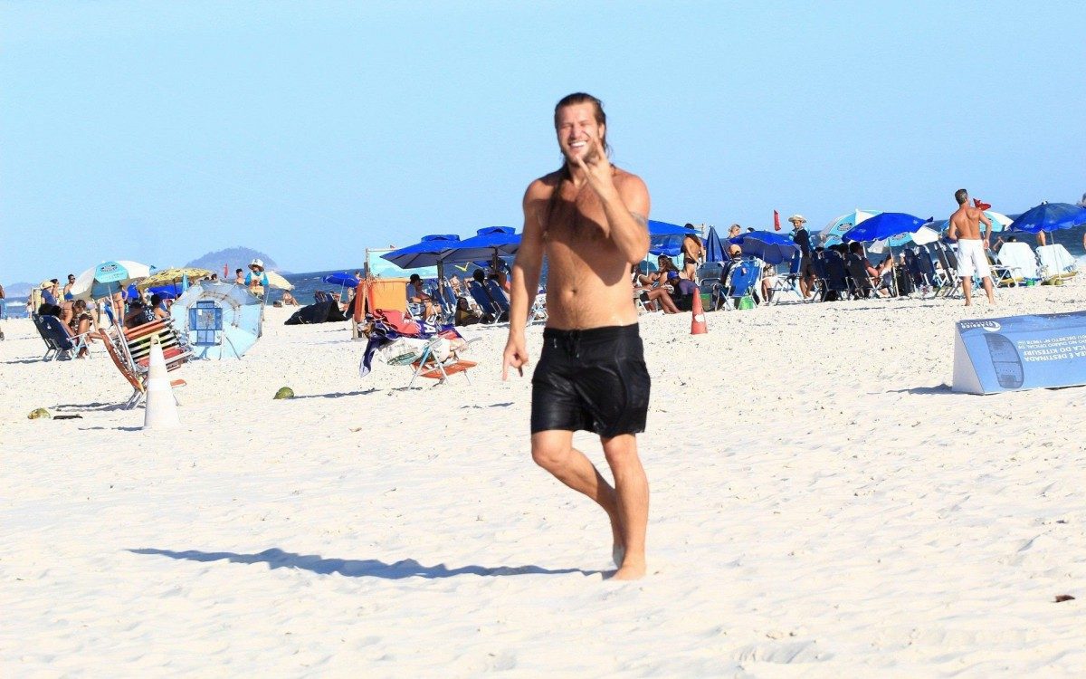 Diego Alemão curte dia de sol na Praia da Barra da Tijuca, na Zona Oeste do Rio