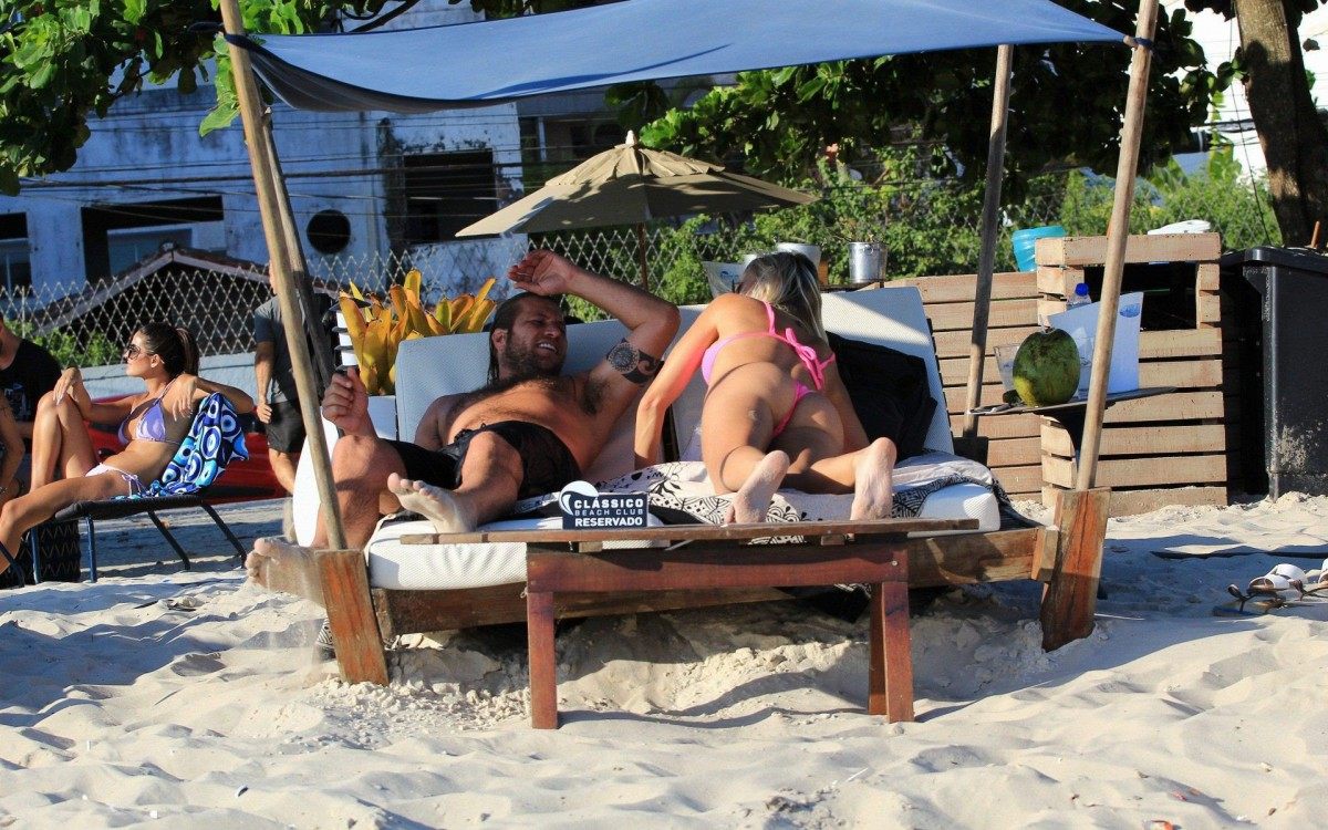 Diego Alemão troca beijos e carinhos com loira em praia do Rio