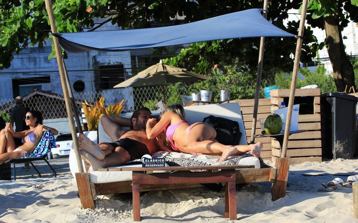 Diego Alemão troca beijos e carinhos com loira em praia do Rio
