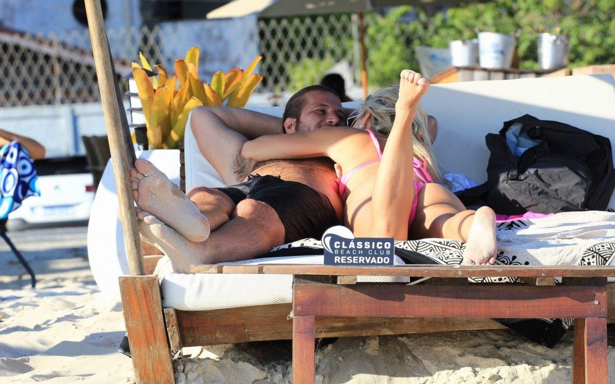 Diego Alemão troca beijos e carinhos com loira em praia do Rio