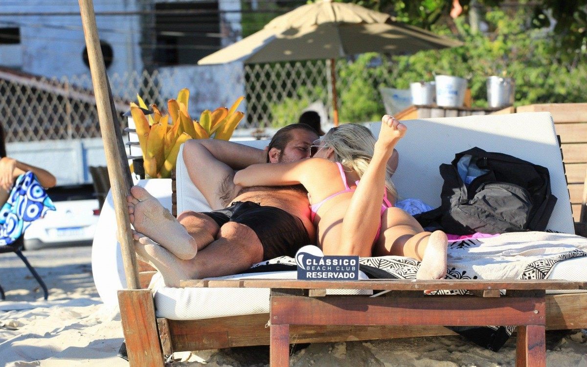 Diego Alemão troca beijos e carinhos com loira em praia do Rio