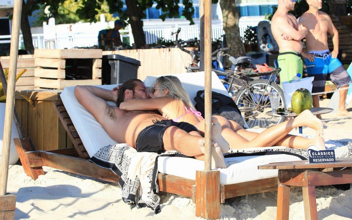 Diego Alemão troca beijos e carinhos com loira em praia do Rio