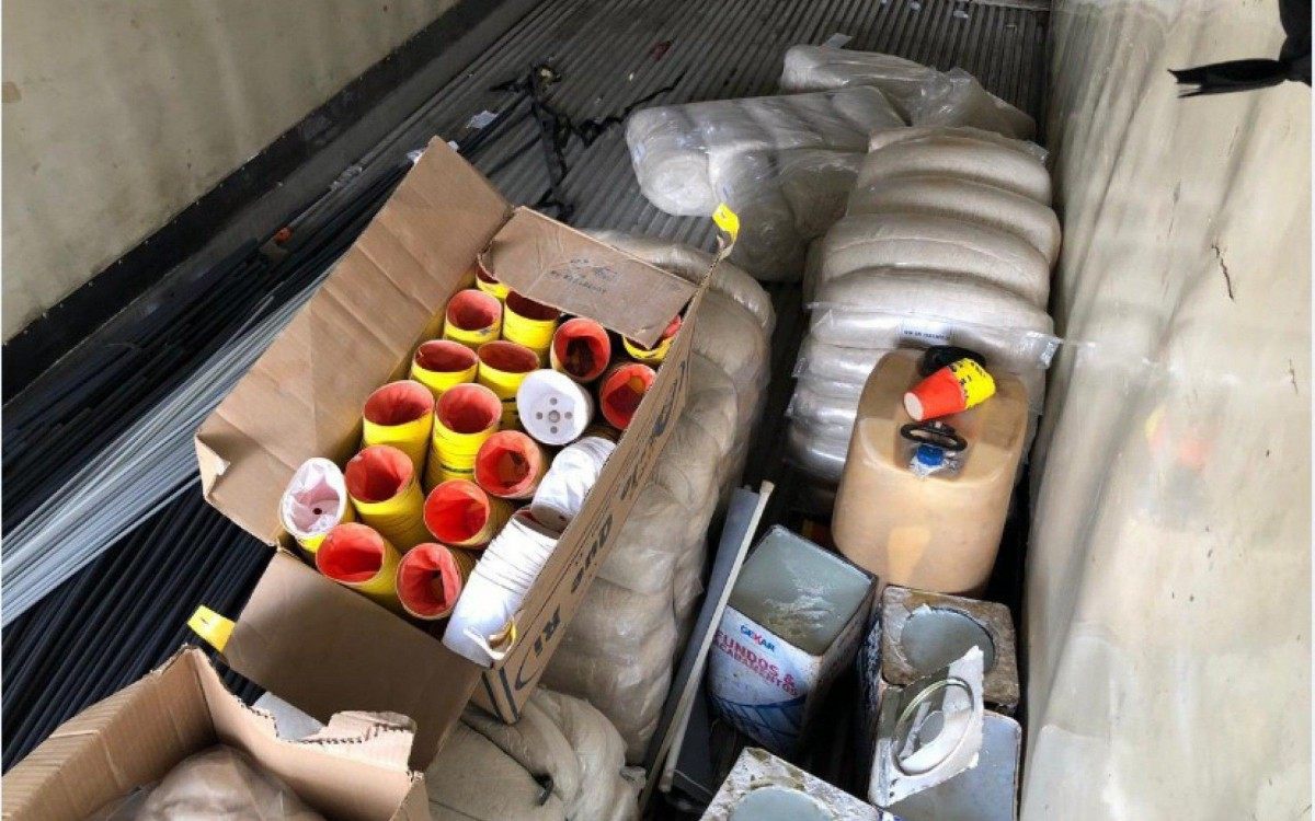 Balões estavam armazenados na fábrica, vistoriada pelos agentes civis - Divulgação