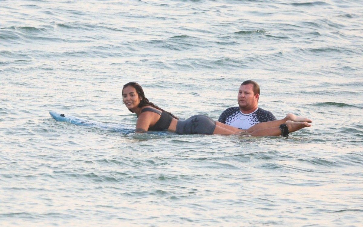 Carol Nakamura aprende a surfar na Praia da Macumba, na Zona Oeste do Rio