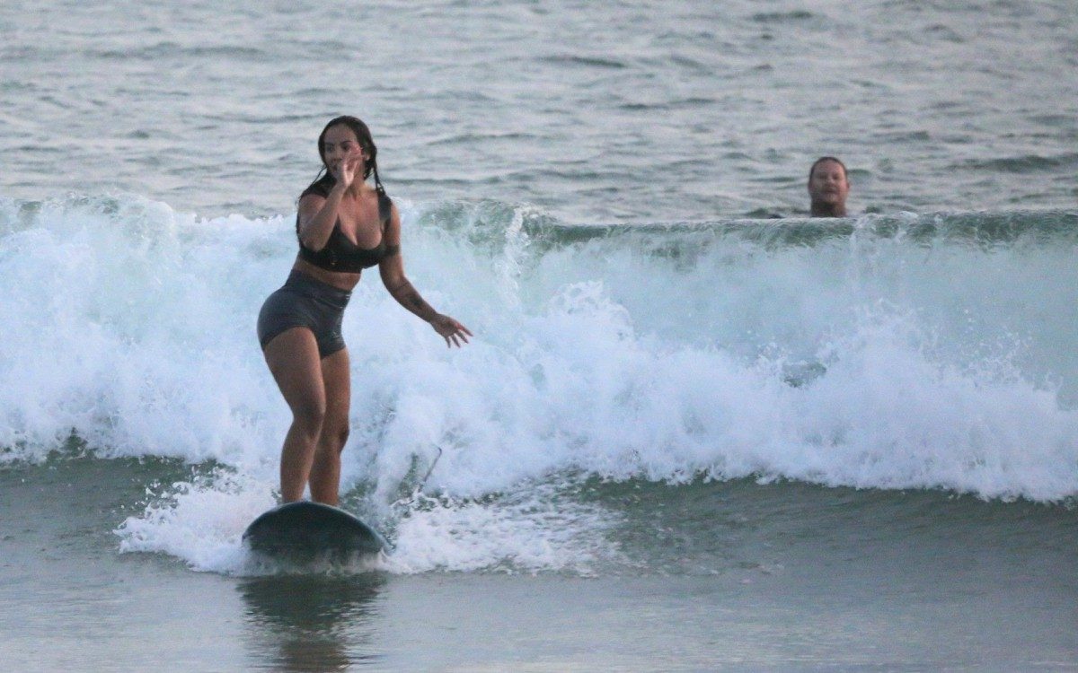 Carol Nakamura aprende a surfar na Praia da Macumba, na Zona Oeste do Rio