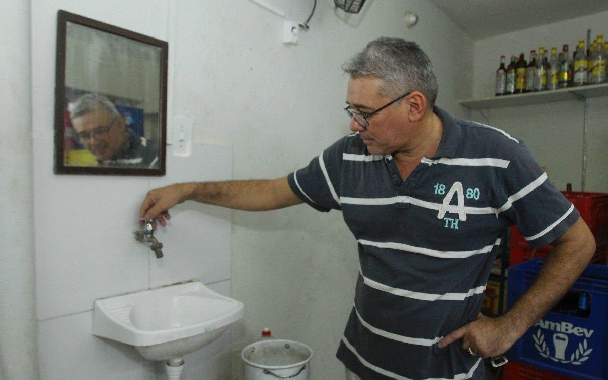 Ronaldo Nunes, que trabalha numa distribuidora de bebidas na Lapa. O estabelecimento, que vende &aacute;gua mineral, est&aacute; sem o abastecimento de &aacute;gua da CEDAE. - Estefan Radovicz / Agencia O Dia