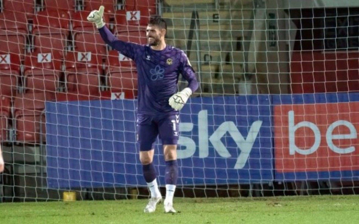 Goleiro marca um gol de tiro de meta e quebra recorde mundial; veja vídeo, futebol inglês