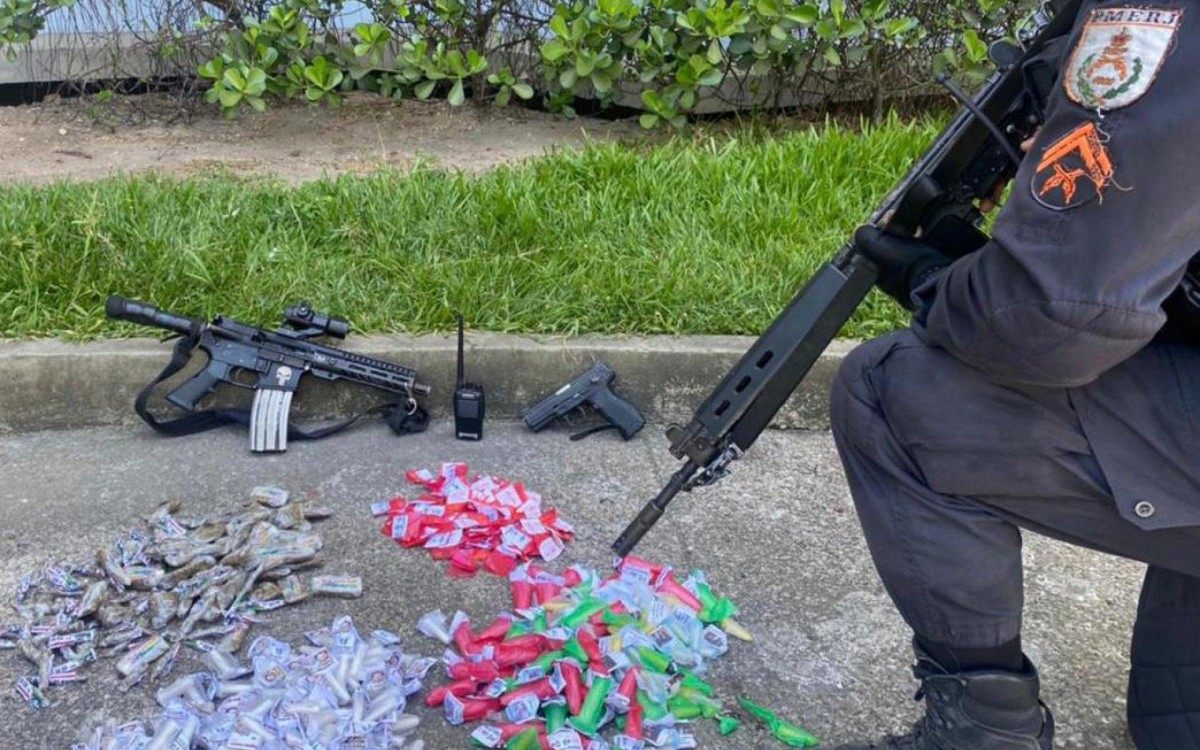 PM apreende fuzil e pistola em comunidade de São Gonçalo. Dois suspeitos foram baleados - Divulgação