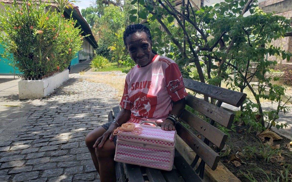 Terezinha da Conceição, no Abrigo Cristo Redentor, com as peças que produziu na oficina de artesanato, uma de suas atividades preferidas