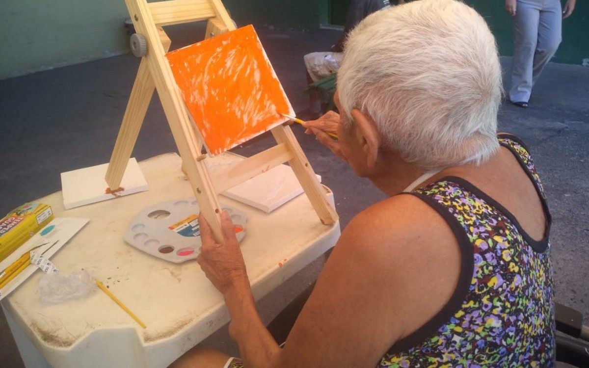 Idosos do Abrigo Cristo Redentor durante oficina de pintura em tela, implementada durante a pandemia