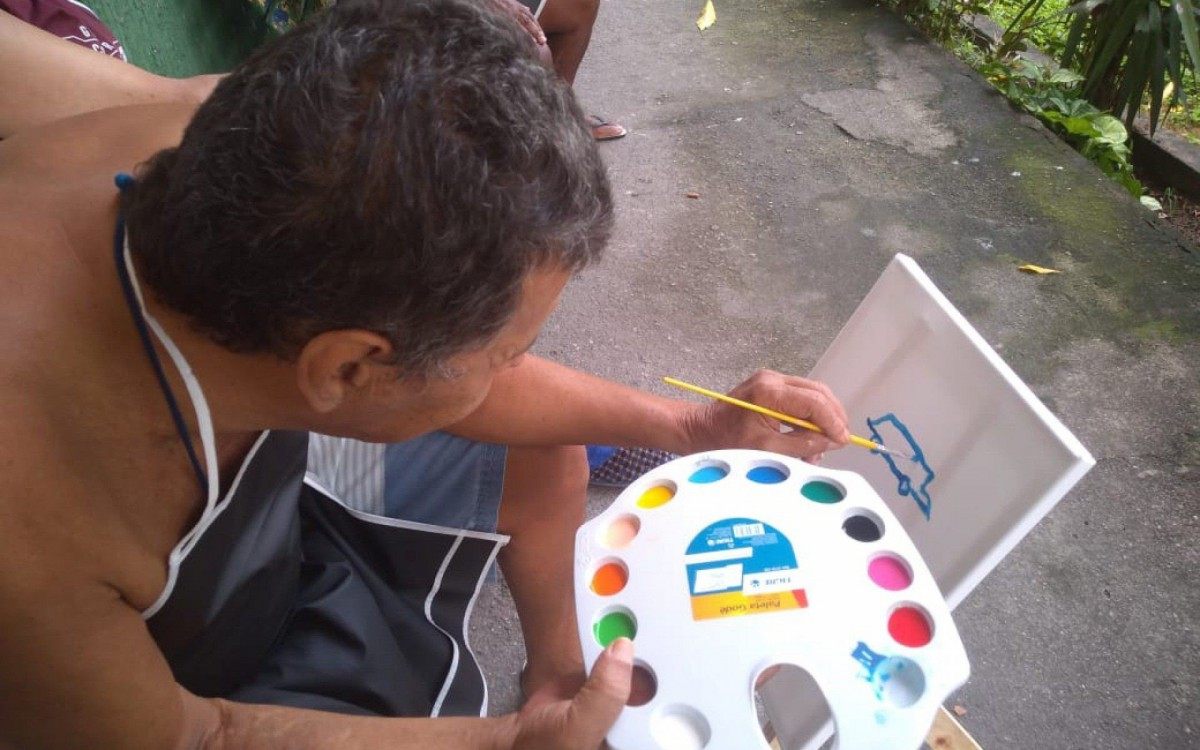 Idosos do Abrigo Cristo Redentor durante oficina de pintura em tela, implementada durante a pandemia
