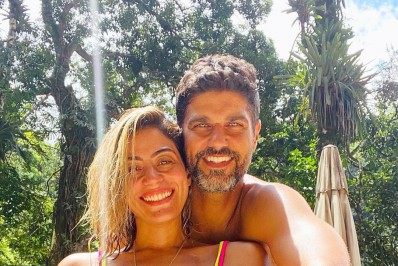 Carol Castro posta de biquíni ao lado do namorado