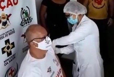 Secretário de saúde que duvidava de vacina fura fila para ser imunizado