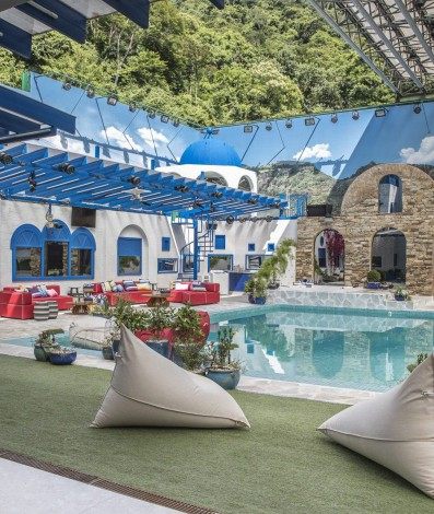 A área onde fica a piscina é inspirada na Grécia - Uma casa multicolorida, para todos os gostos
      Caption