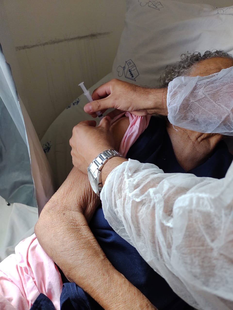 Vacinas estão sendo aplicadas diretamente nas instituições que abrangem o grupo prioritário, seguindo assim, o Plano Municipal de Vacinação.