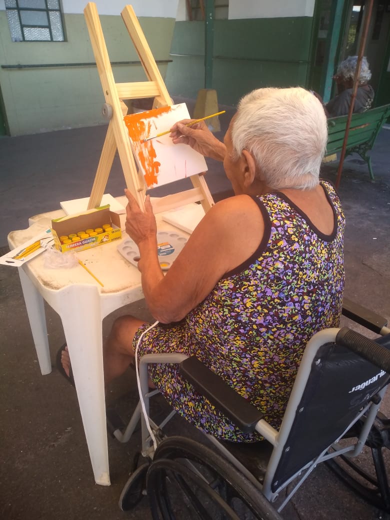 Idosos do Abrigo Cristo Redentor durante oficina de pintura em tela, implementada durante a pandemia