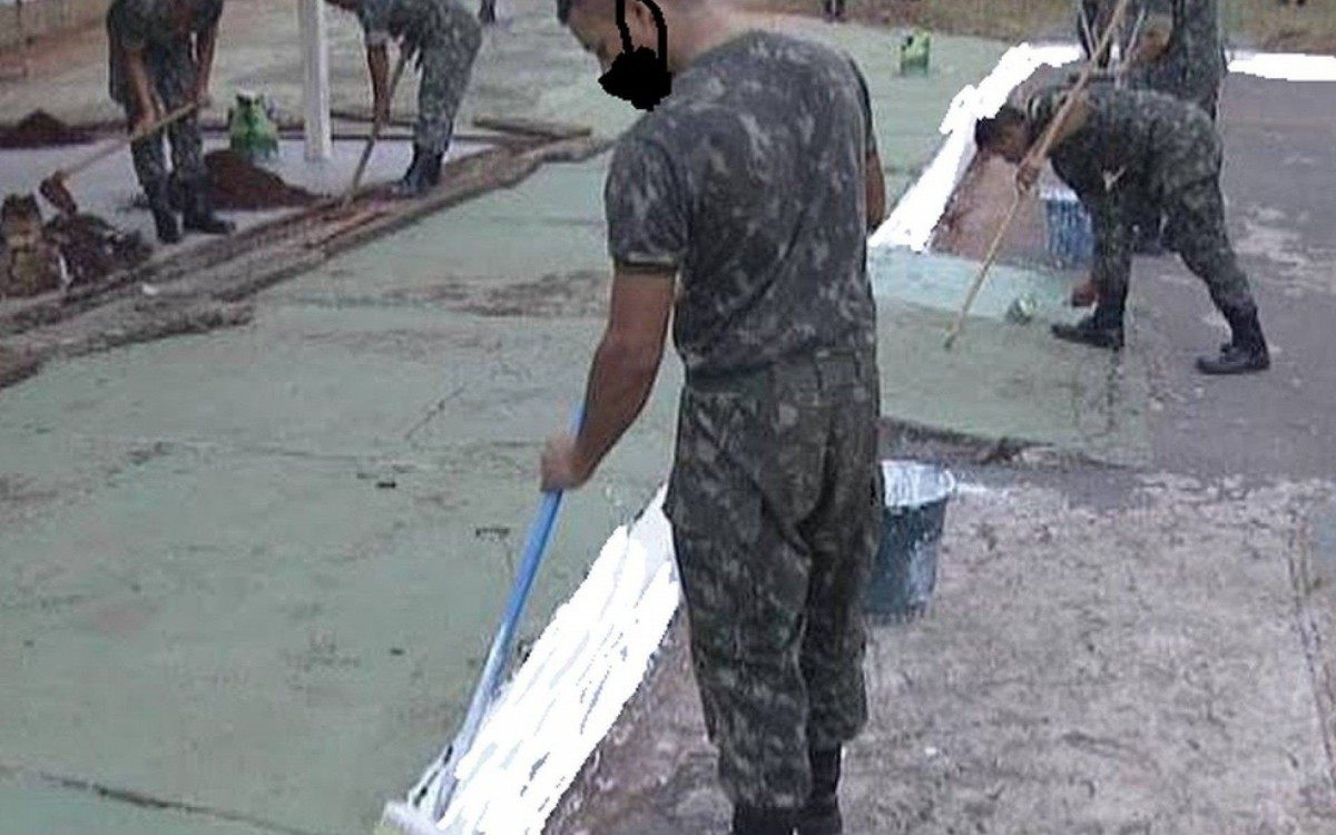 Militar fazendo manutenção também foi alvo dos memes das redes sociais e recebeu uma máscara fake