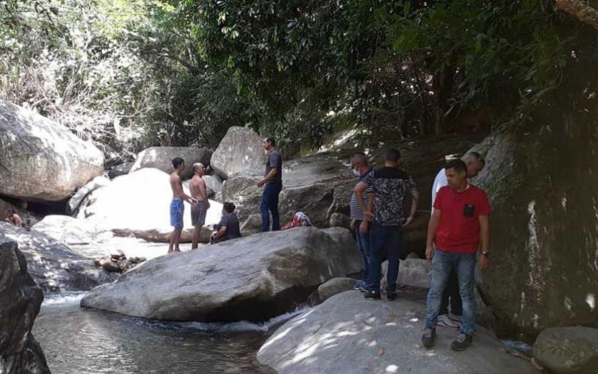Policiais abordam banhistas em uma das cachoeiras do Mazomba - Divulgação - Secretaria Municipal de Segurança Pública