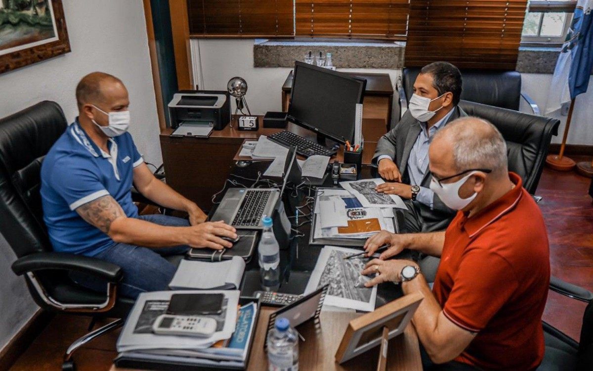 Reunião com objetivo de organizar obras para acabar com o engarrafamento no Trevo de Manilha, no entroncamento da BR-101