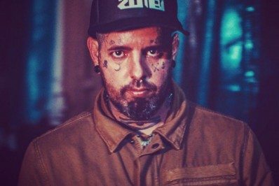 'Pare de usar nome de Deus pra justificar maldade de homens', diz Tico Santa Cruz a Tirullipa