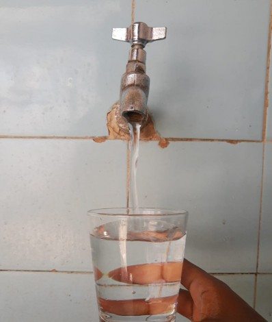 &Aacute;gua chega na resid&ecirc;ncia de moradora de Campo Grande cristalina, mas ainda com gosto de terra - Arquivo pessoal