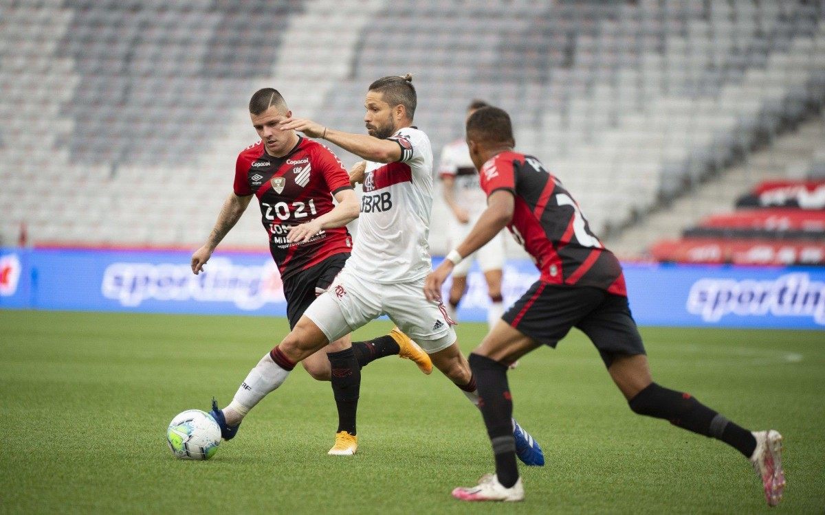 Sobrecarregado, Diego tenta dominar a bola diante de dois adversários: o Flamengo não depende mais apenas de si para ser campeão - Alexandre Vidal / Flamengo