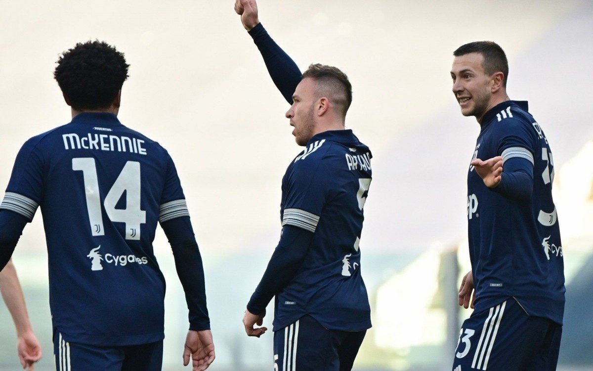 O apoiador Arthur marcou seu primeiro gol pela Juventus - MIGUEL MEDINA/AFP