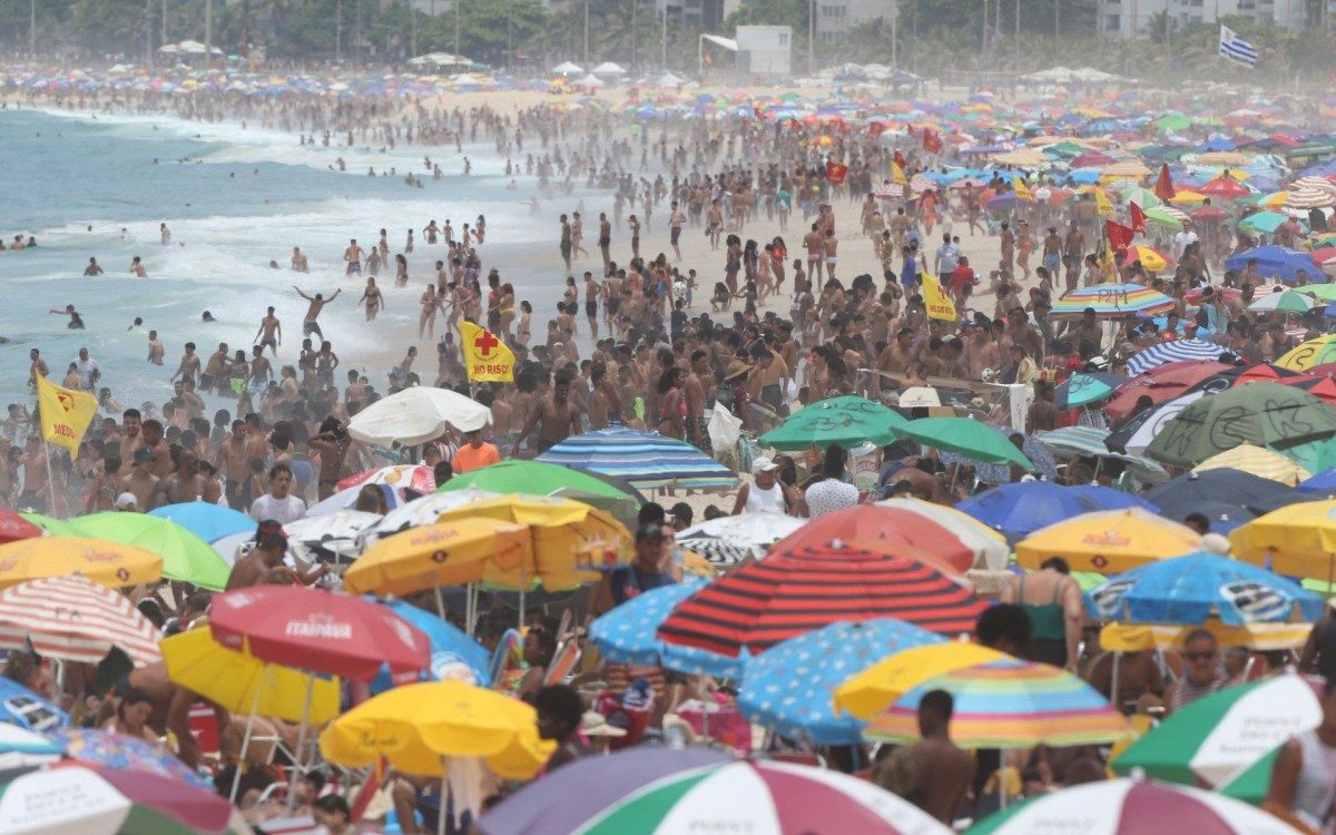 Arpoador e Ipanema - Praias da Zona Sul cheias com grande movimentação de pessoas no calçadão e areia. - Daniel Castelo Branco