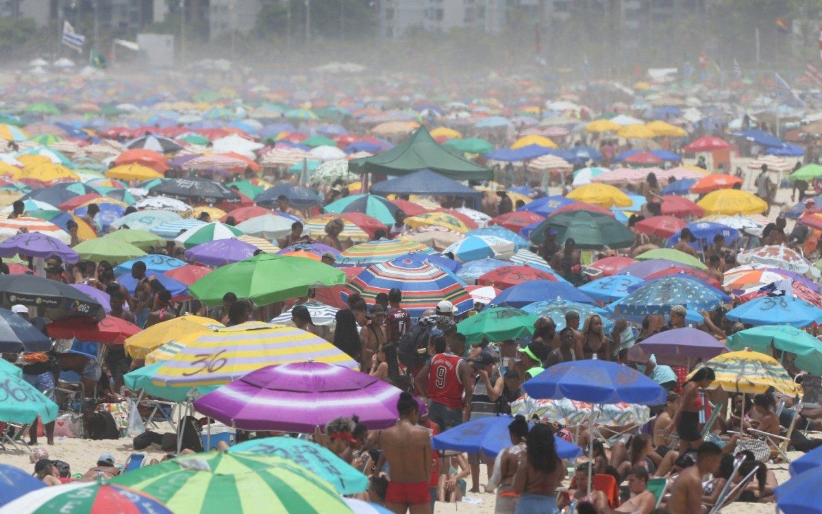 Arpoador e Ipanema - Praias da Zona Sul cheias com grande movimentação de pessoas no calçadão e areia.